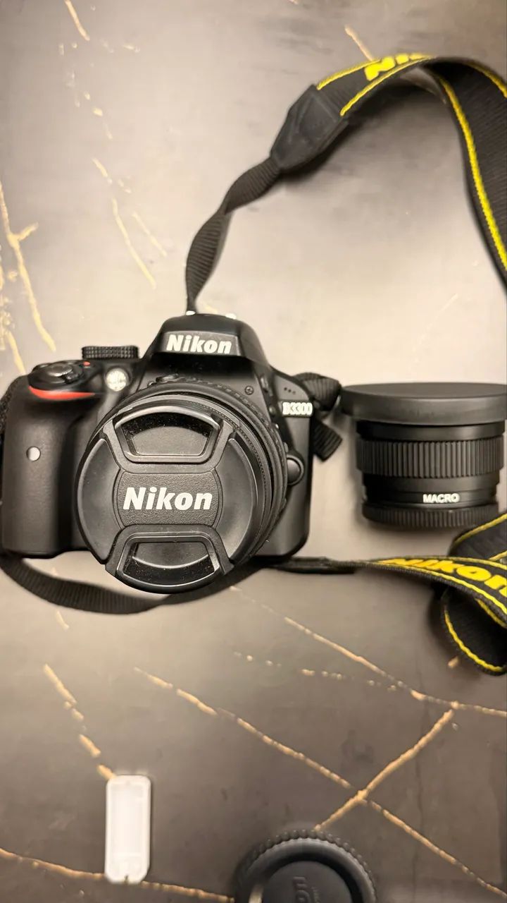 Nikon D3300 com lente 18-55 mm e acessórios