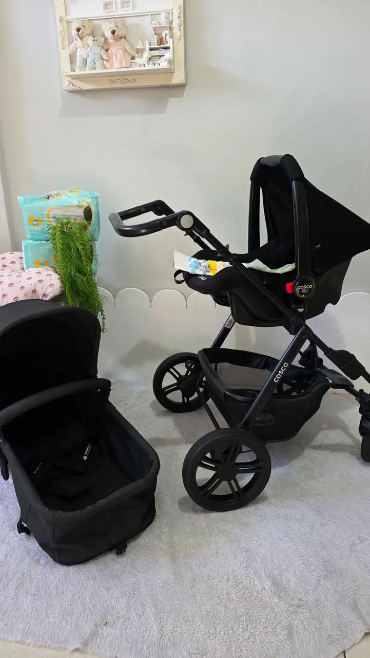 Carrinho de bebê com bebê conforto 