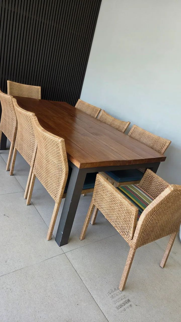 Mesa de jantar madeira e cadeiras em fibra