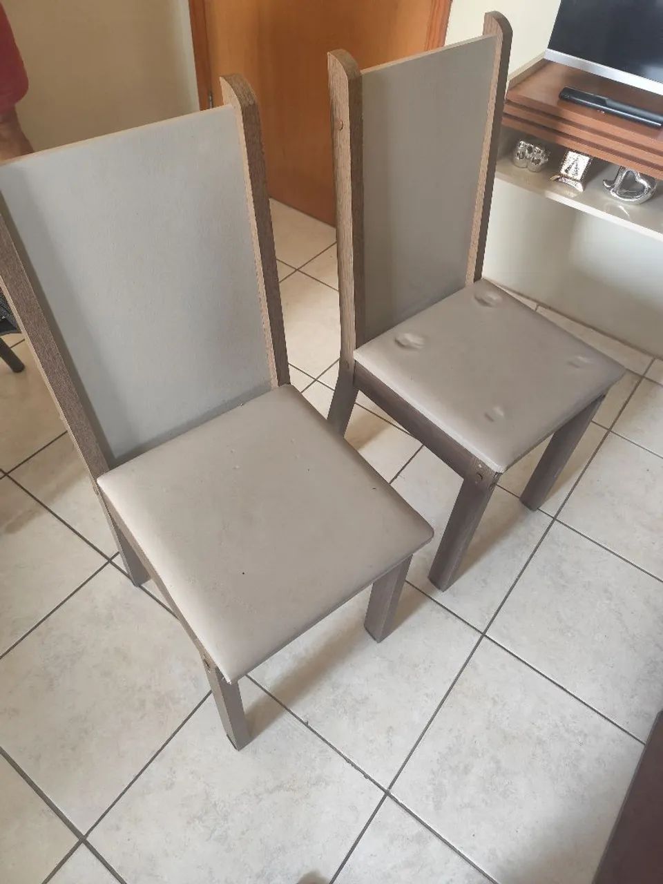 MESA DE JANTAR COM 4 CADEIRAS
