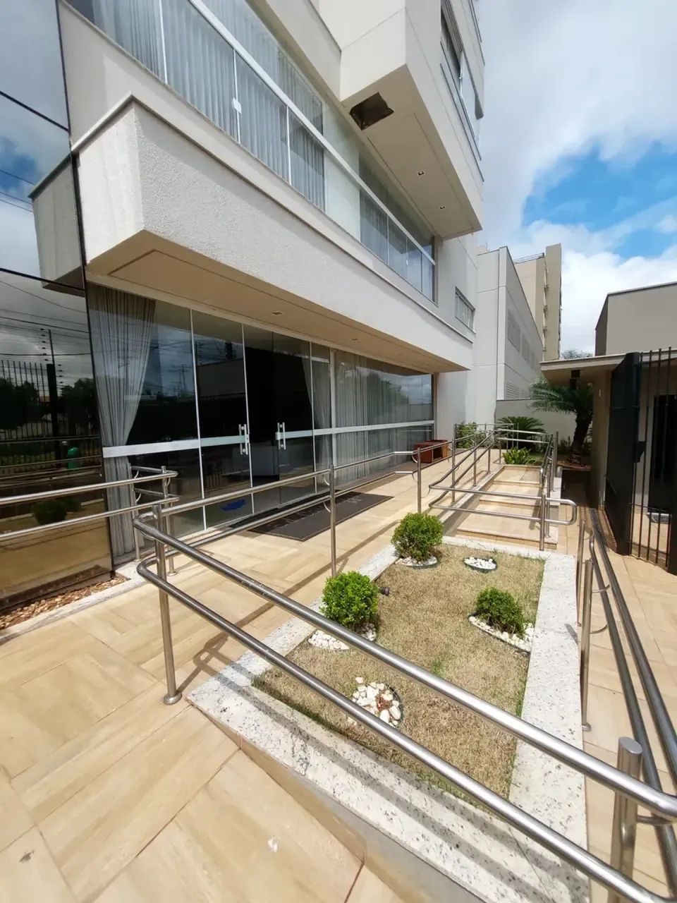 Apartamento com 3 suítes todo mobiliado - Foto 2