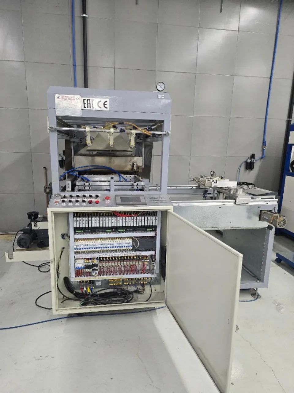 MÁQUINA VACUUM FORMING AUTOMÁTICA COM BRAÇO ROBÓTICO PARA EMBALAGENS - Foto 4