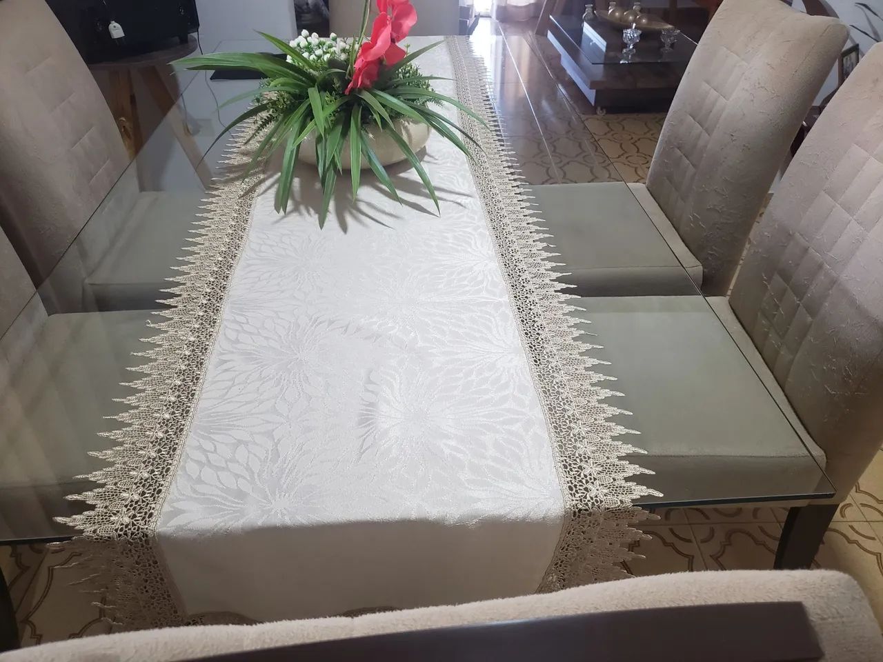 Vendo mesa com Tapão ds vidro e 6 cadeiras.