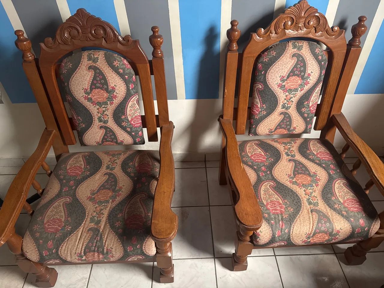 Estou vendendo um conjunto de sofá maciça com almoçadas colonial a mais de 50 anos - Foto 2