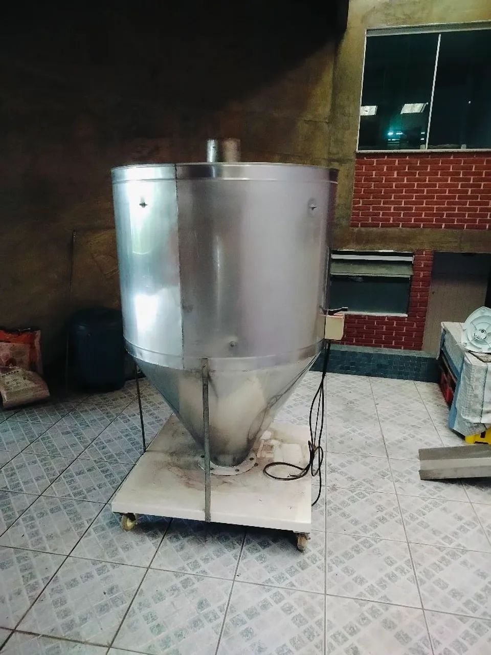 Para temperos e farofas de inox e uma caixa d'água de inox