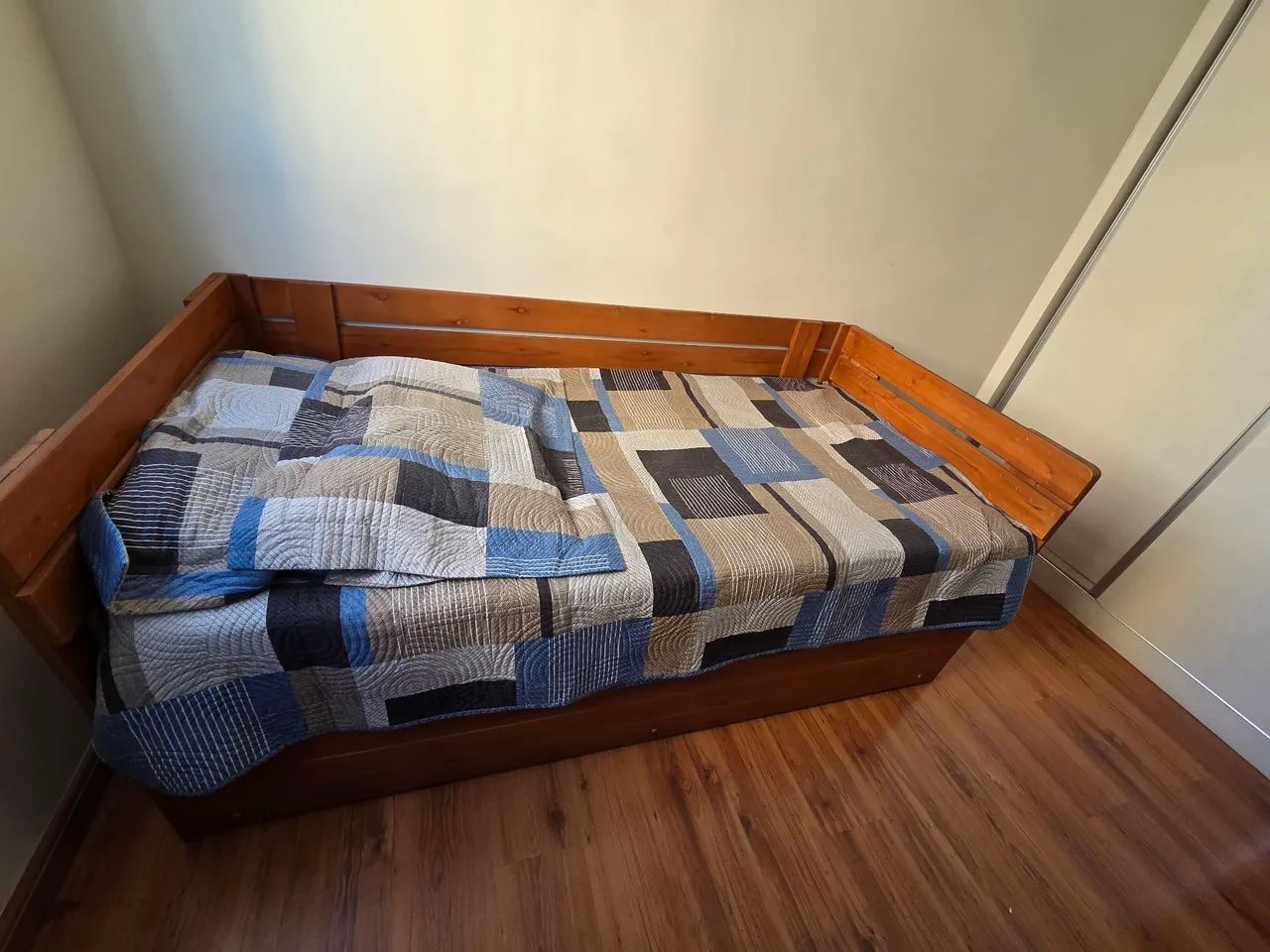 Bicama (cama babá) em madeira maçica