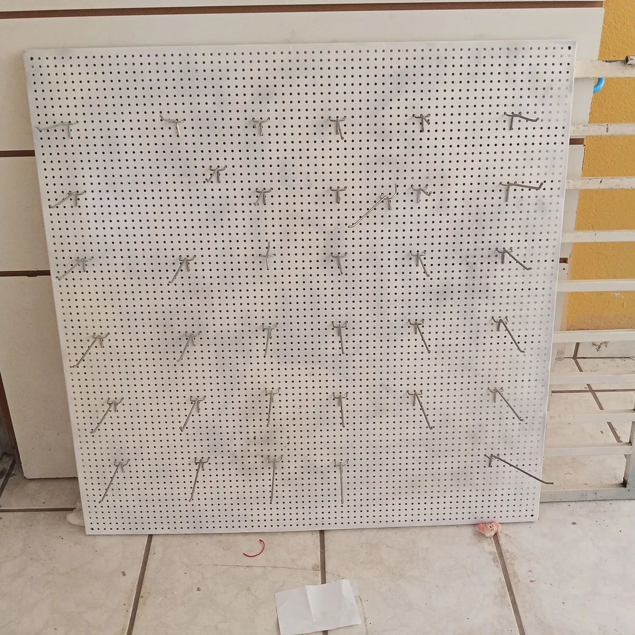 Painel com furos de ferro para pendurar 96cmx96cm  - Foto 4