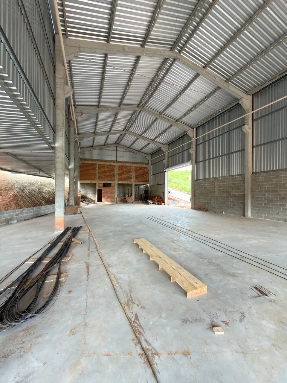 Galpão com escritório e 02 banheiros  - Foto 2