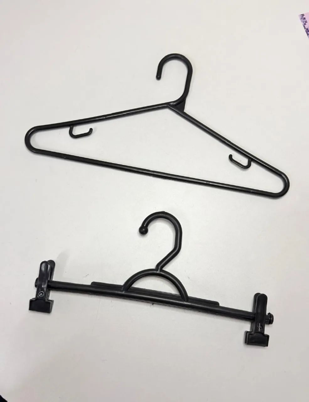 Cabides de plástico básicos e com presilha, perfeito para lojas