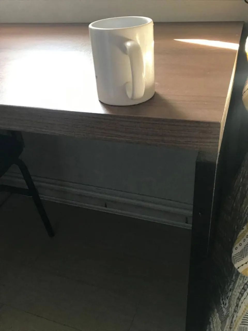 Vende essa mesa completamente nova . Móvel muito resistente 