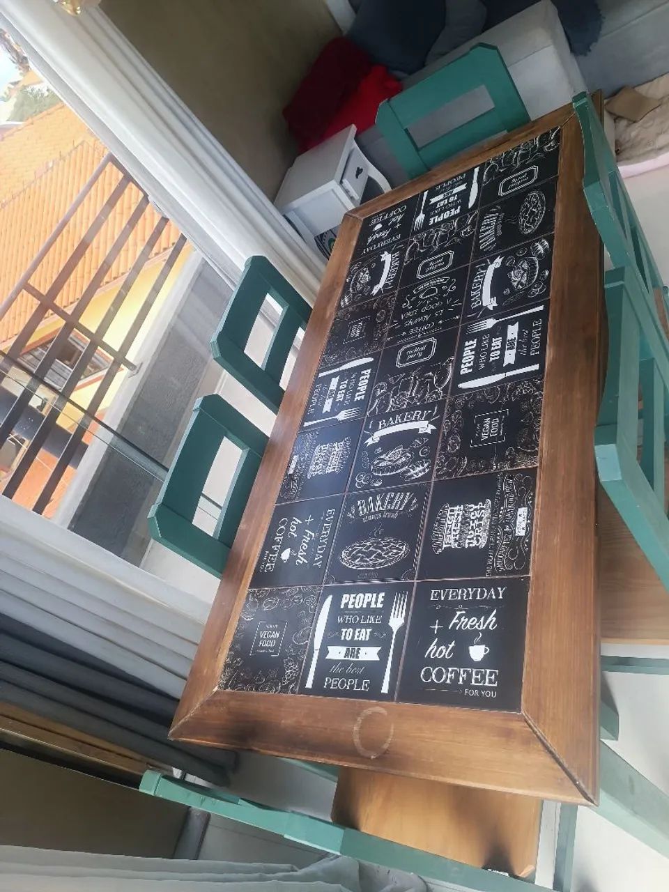 Mesa de madeira maciça com 6 cadeiras  - Foto 4