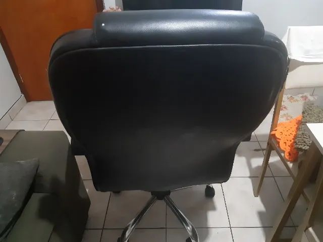 Cadeira presidente em couro com ajuste de altura a gás - Foto 2