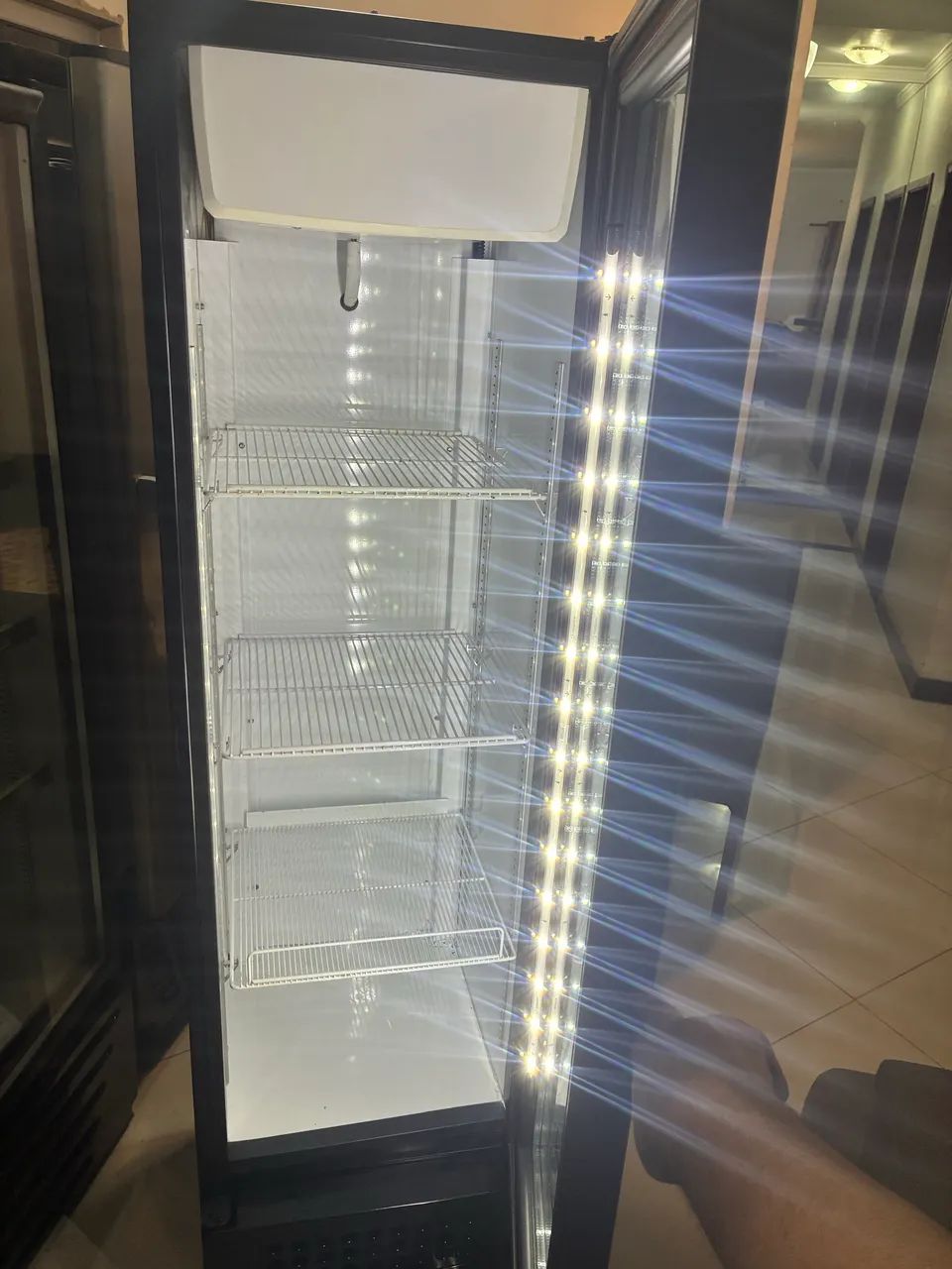 Freezer expositor slim com LED , 230 litros  - Foto 2