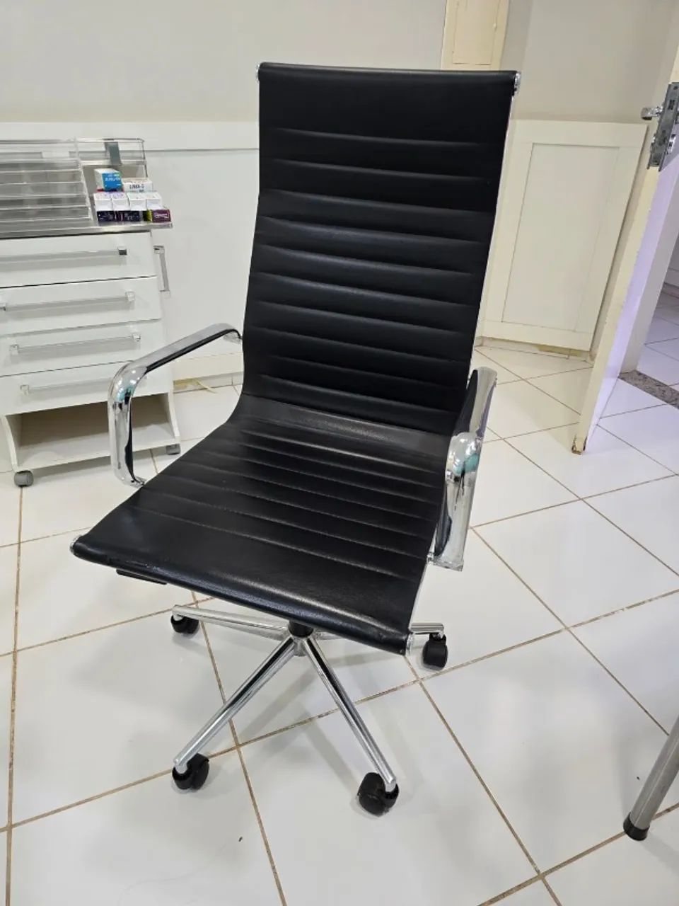 Cadeira Diretor Giratória Preta Cromada - Funcionando