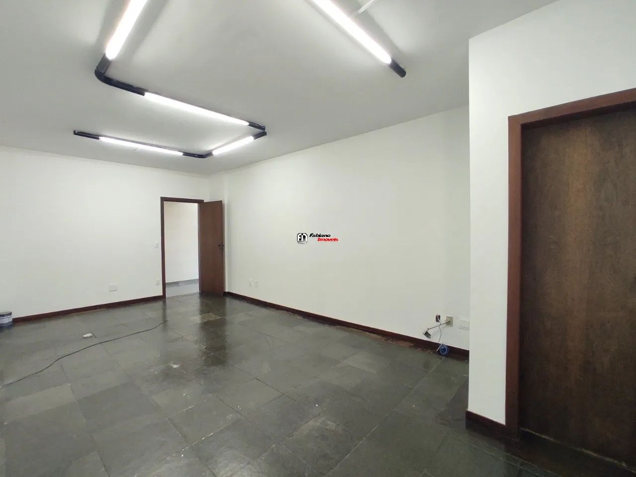 Sala em prédio com portaria e elevador .