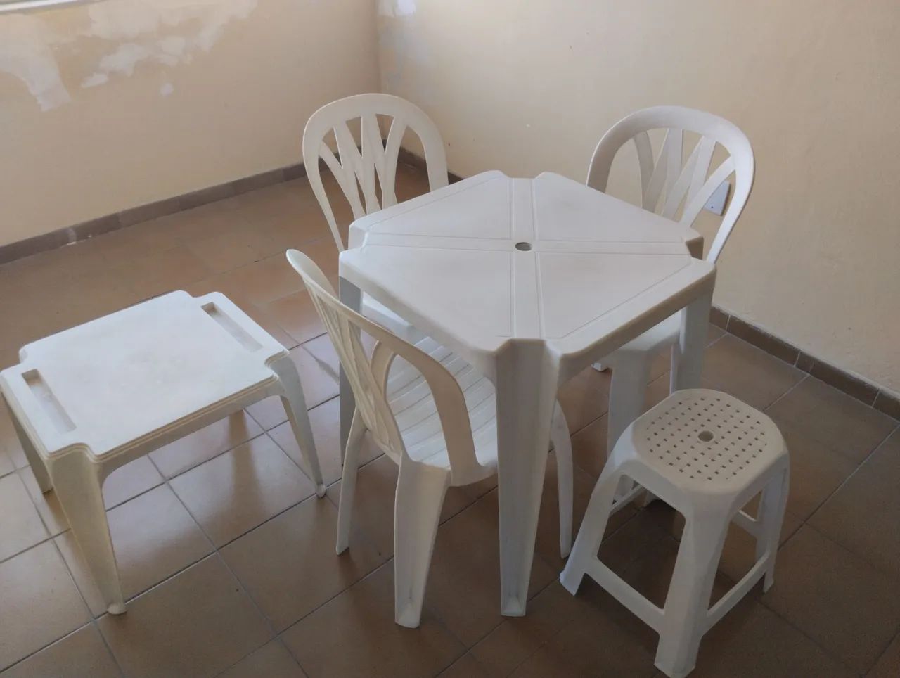Mesas + cadeiras plásticas+ banqueta 