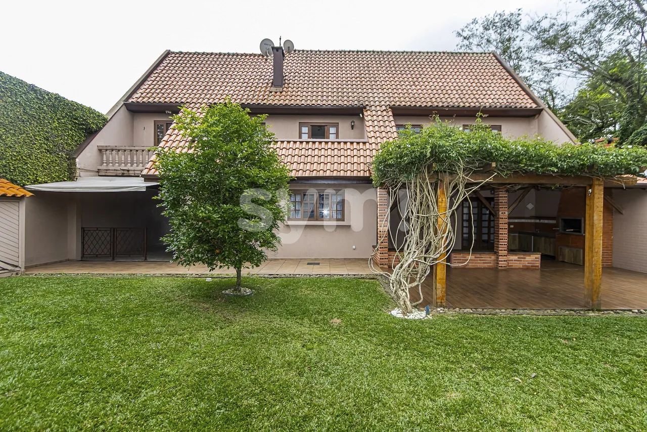 Casa com 4 quartos e edícula