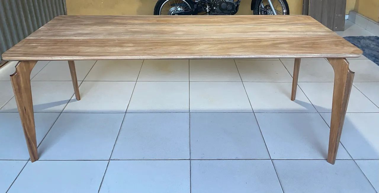 Mesa de madeira timborana para 6 cadeiras.