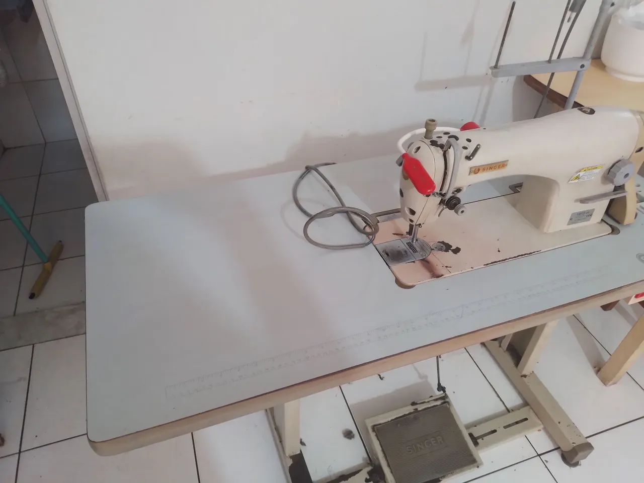 Máquina de costura singer em funcionamento pleno - Foto 3