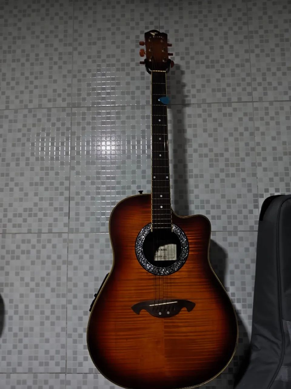Violão com afinador e suporte