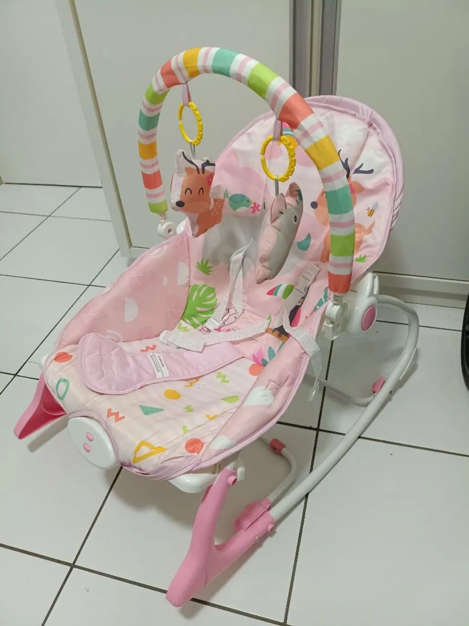 Cadeirinha de bebê com música e massagem
