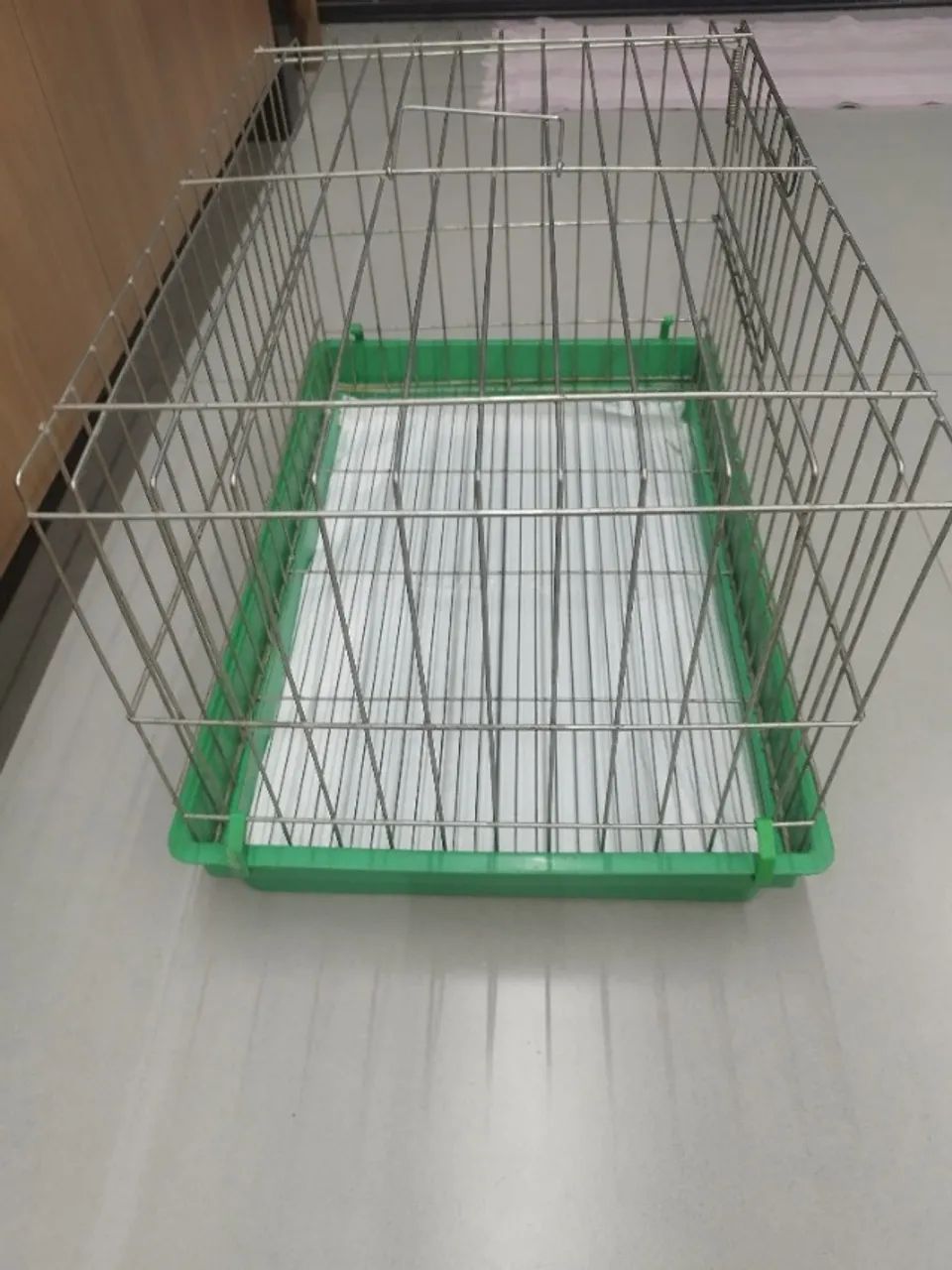 Gaiola com bandeja removível 