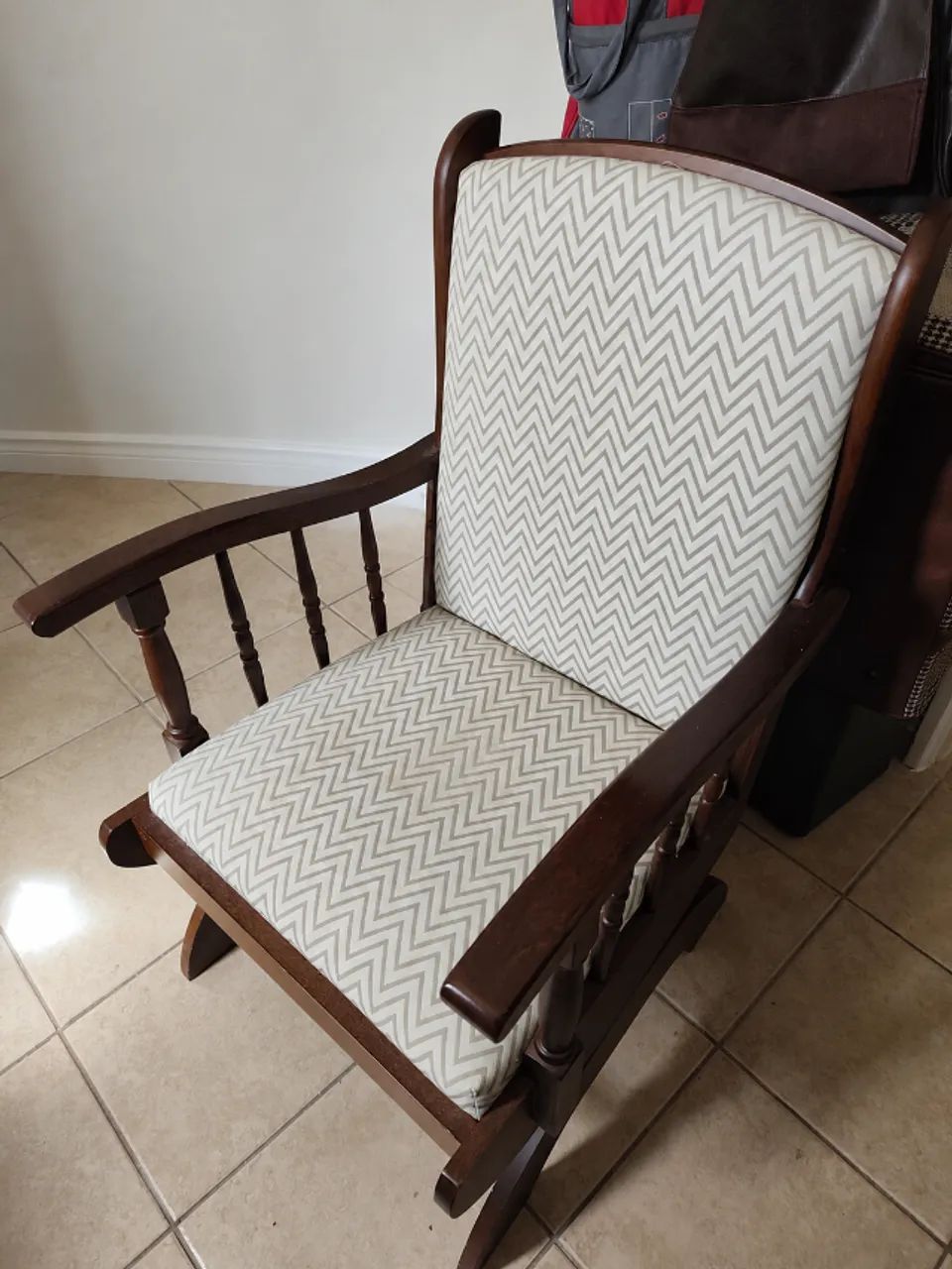 Poltrona de balanço em madeira e com estofado (James)
