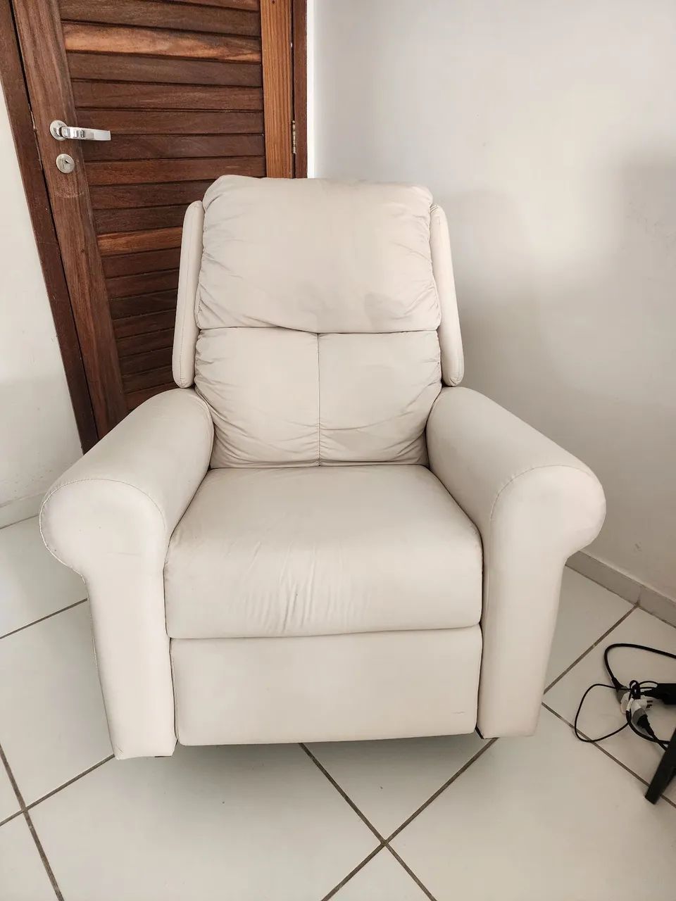 Cadeira de Amamentar em Excelente Estado de  Conservação com Balanço e elevação de  per - Foto 3