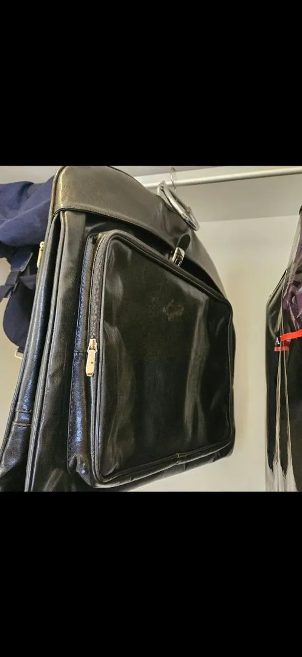 Bolsa terno, de couro. 
