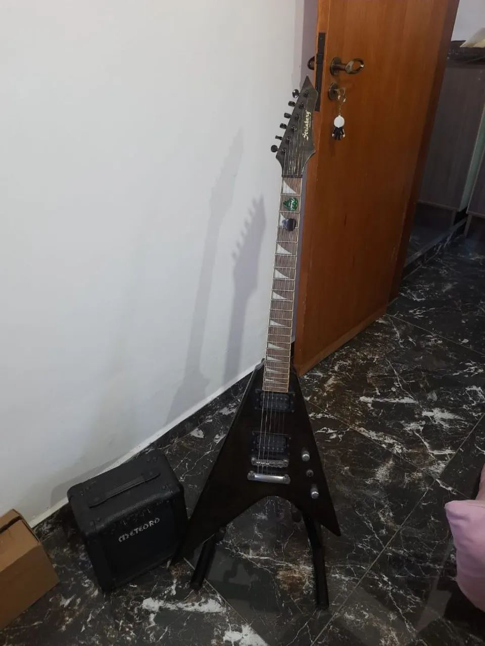 Guitarra flying-v Dean modelo Michael Amott Tyrant X Splatter com