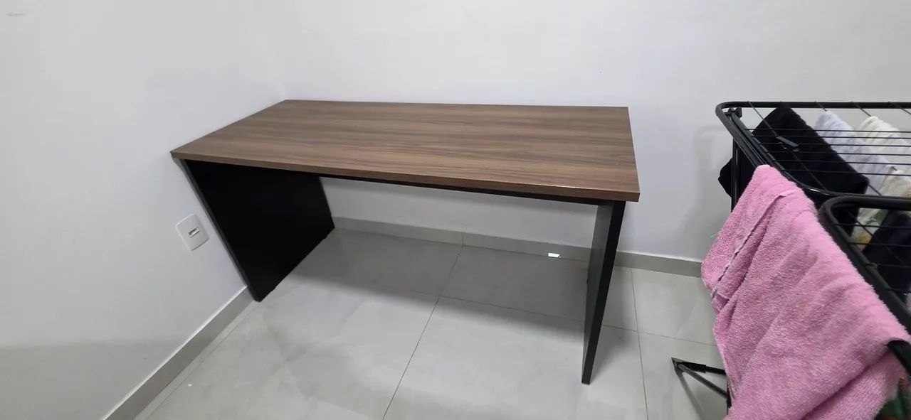 Mesa 1,50 m × 0,60 m para escritório. 