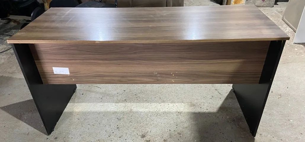 Escrivaninha de mdf marrom e preta, em ótimo estado. - Foto 2