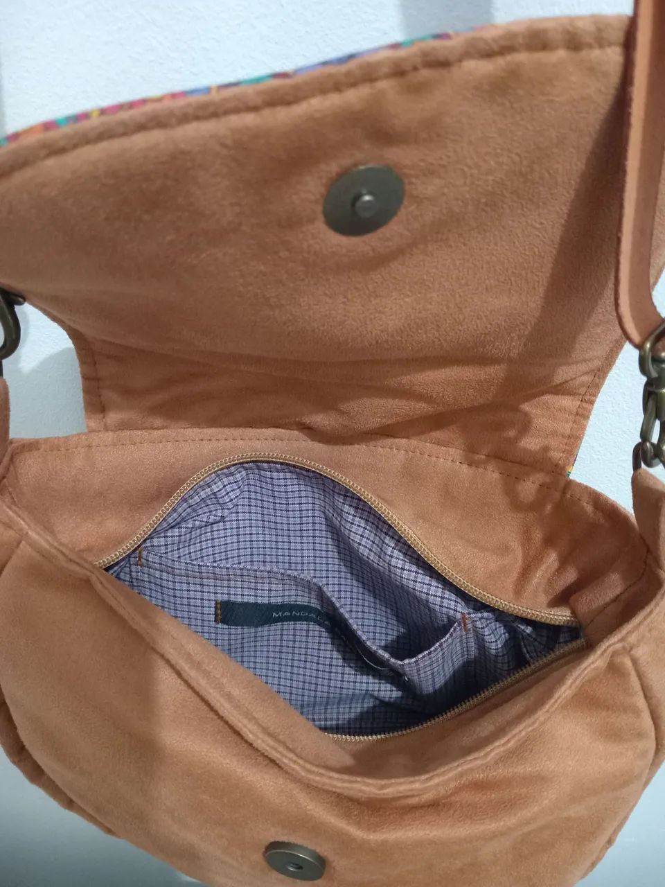 Bolsa tiracolo em camurça - SEMINOVA - Foto 3