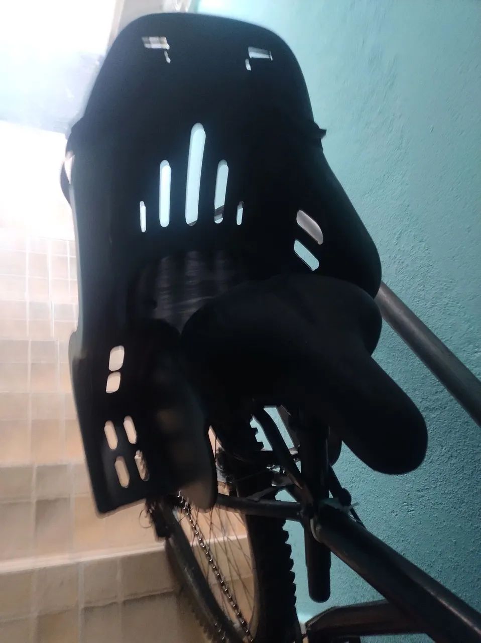 Bicicleta de marcha com cadeira e cesto 