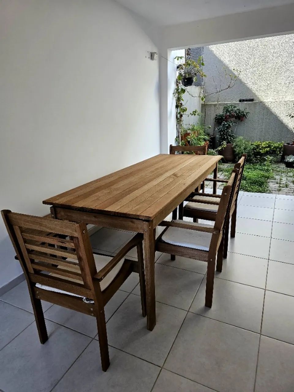 Conjunto mesa 4 cadeiras e banco de madeira maciça 