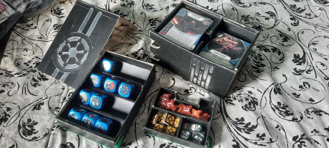 Feldherr Caja Magnética Azul Para 80 Dados De Star Wars Destiny – Dos Bandejas De Espuma De 40 Dados Cada Una – Medidas 290 X 180 X 80 Mm – Hecha En Alemania – Sin Ácido Ni Cloro
