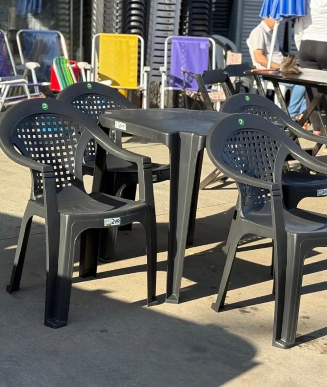 Jogo de mesa e cadeiras com braço - Foto 2