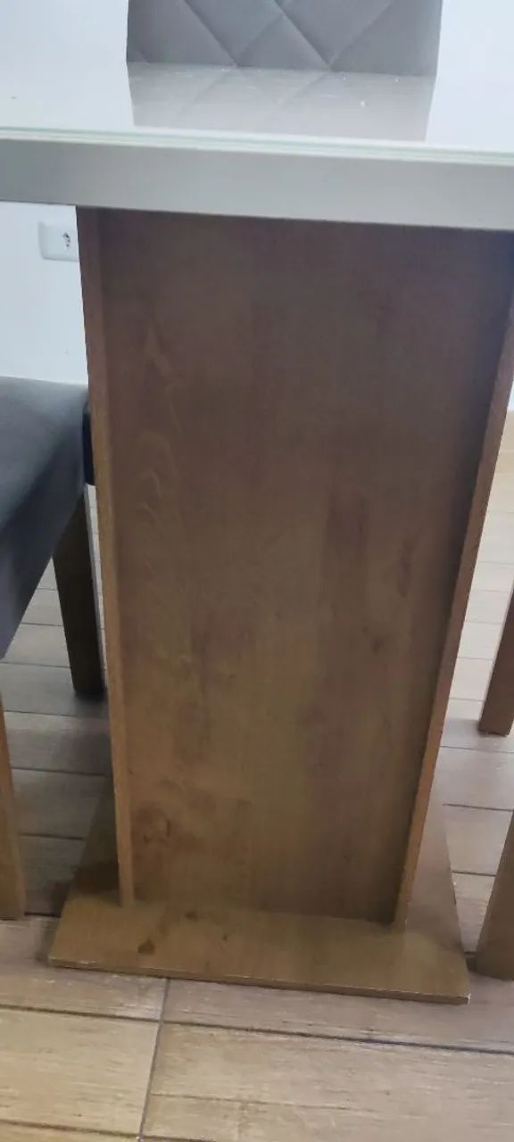 Mesa com Cobertura de Vidro e Quatro Cadeiras Estofadas  - Foto 4
