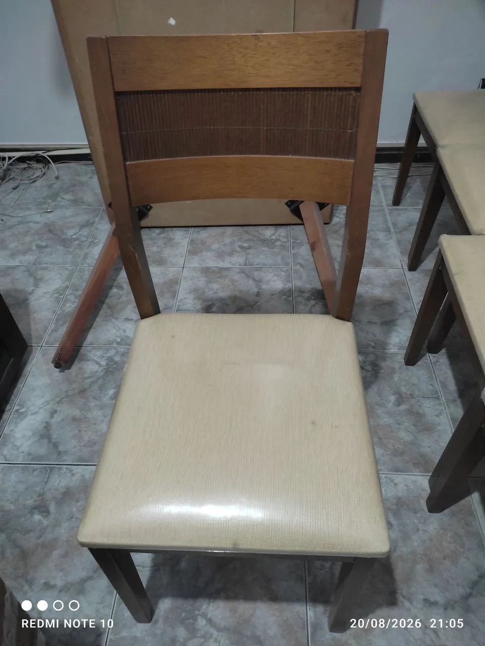 Mesa em madeira com 8 cadeiras  - Foto 3