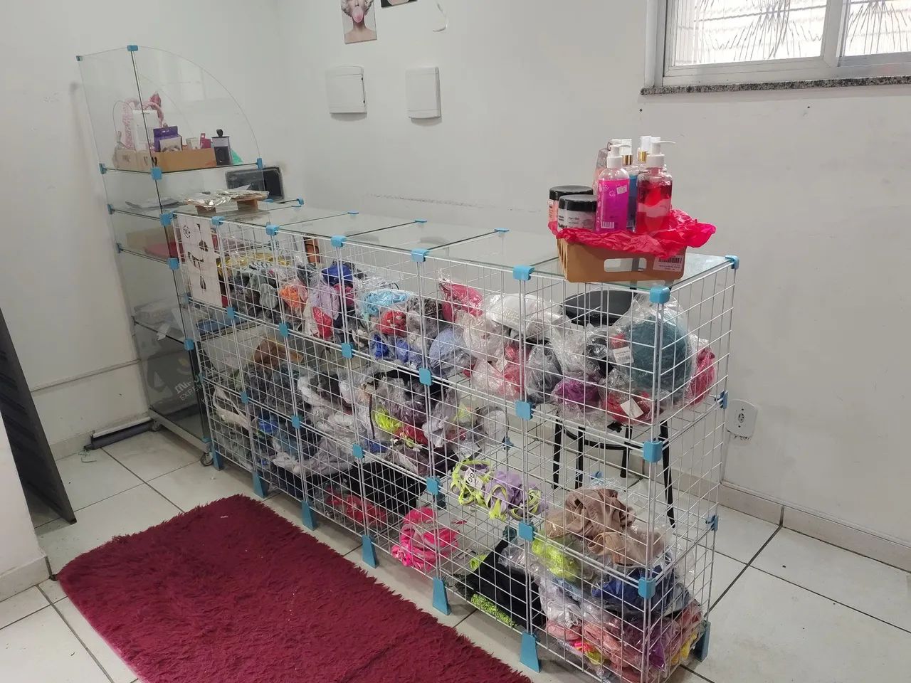 Expositor aramado com tampo de vidro e caixa - Foto 2