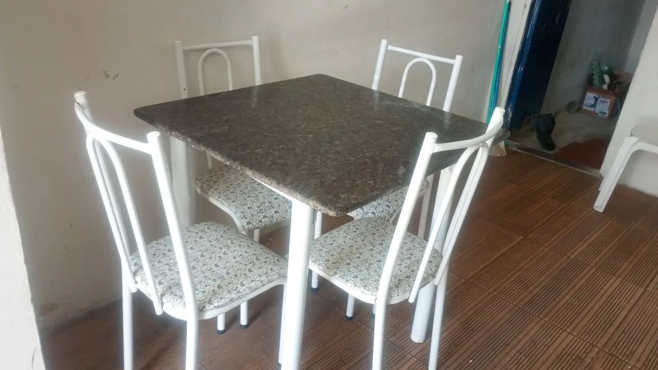 Mesa 4 cadeiras 