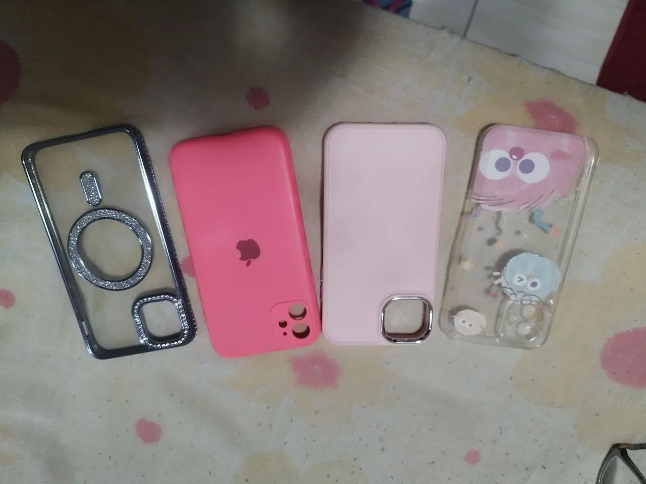 Kit 4 capinha de iPhone 11 semi nova - Foto 2