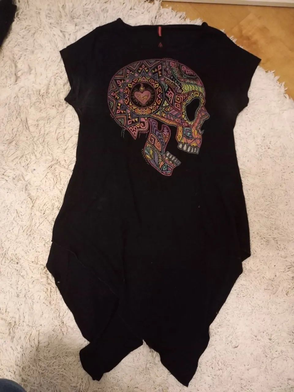 Camiseta com caveira colorida tam M