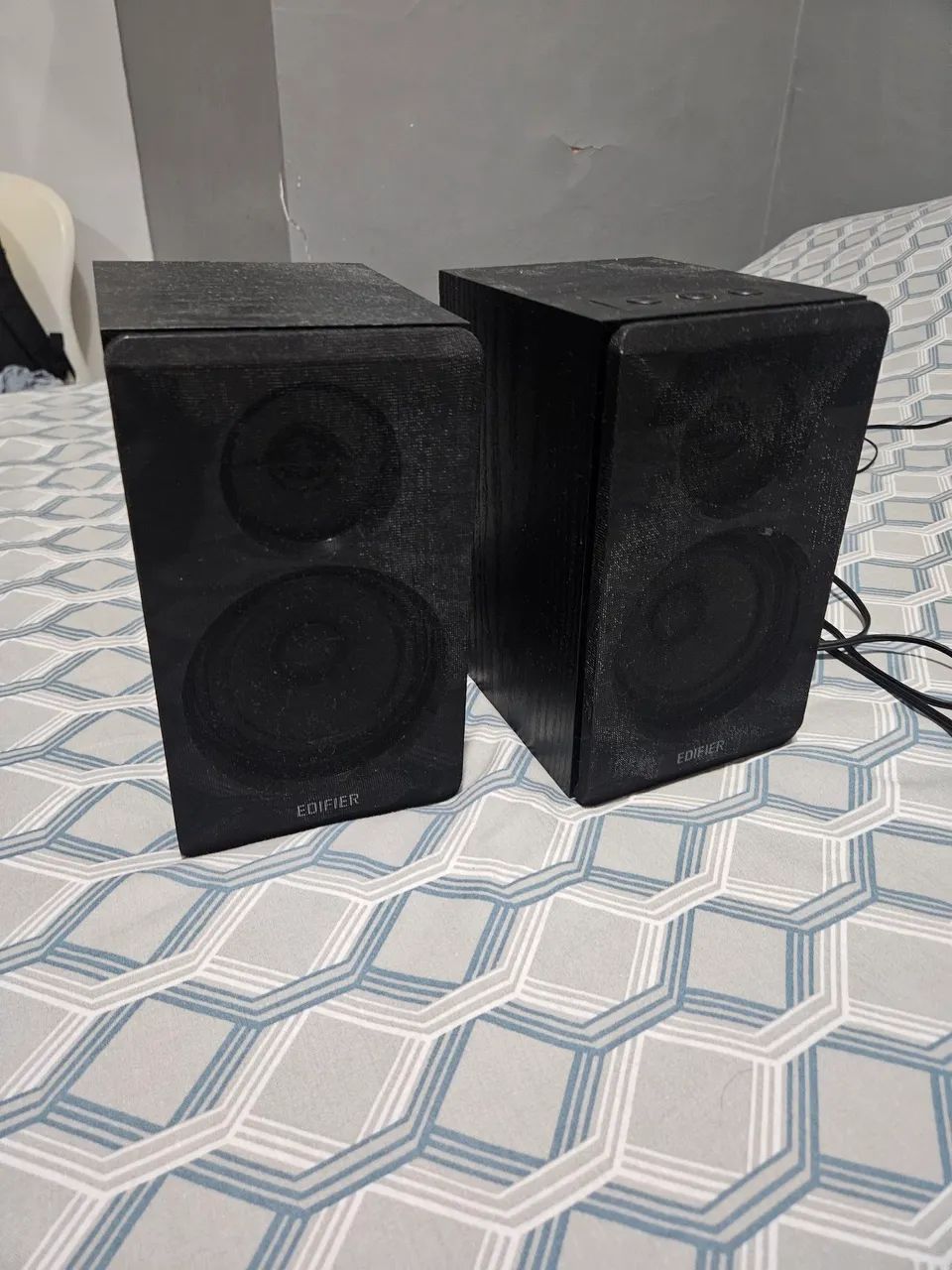 Par de Caixas Edifier R33BT+ 16W RMS Bluetooth / P2 - Impecável 