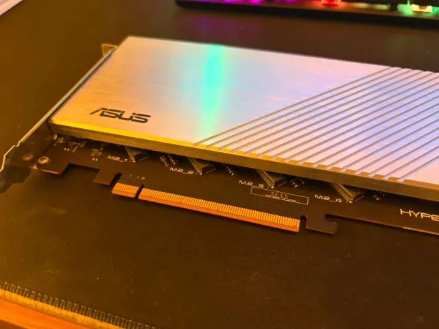 ASUS Hyper M.2 x16 Gen 4 usada
