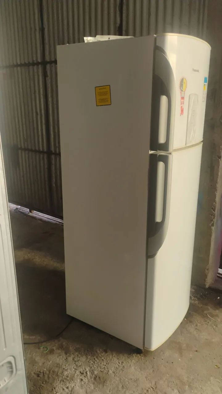 Vende-se essa duas geladeira funcionando perfeitamente ZAP *24