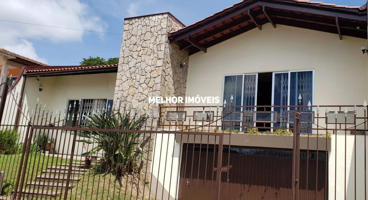 Casa com 03 dormitórios, com edicula no fundo localizado em Lages- SC