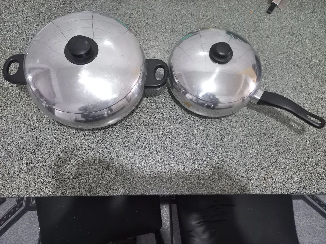 Duas panelas de alumínio