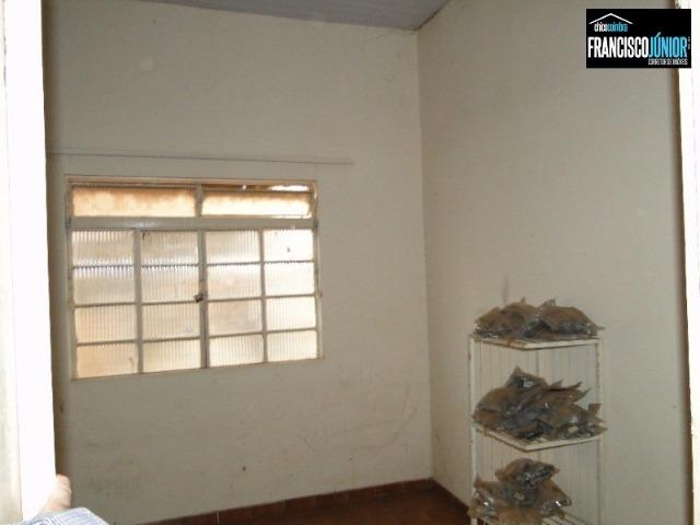 Casa no Setor Coimbra, 4 quartos, nascente e com ótima localização comercial e residencial - Foto 8