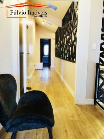 Magnífico sobrado, alto padrão, 4 quartos, completa armários, porcelanato e espaço gourmet - Foto 4